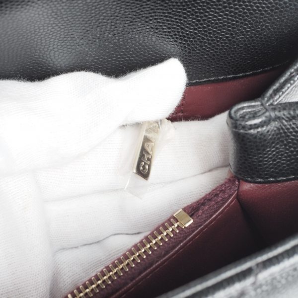 Maxi Flap Bag mit Top Handle Caviar Light Gold - Image 19